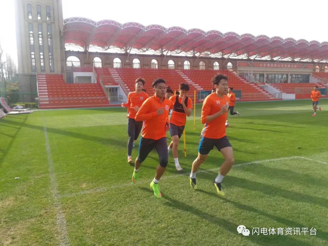 乐动体育- 运动员驾驶摩托车所做的腾跃特技表演