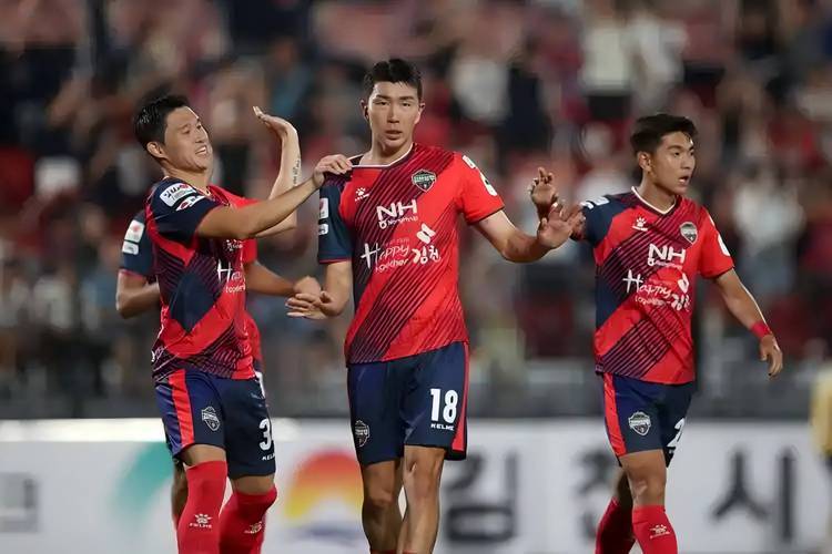 乐动体育-高尔夫赛场再起风云：川蜀风暴队失利齐鲁烈马队，赛场气氛火爆定位球制造杀机的简单介绍