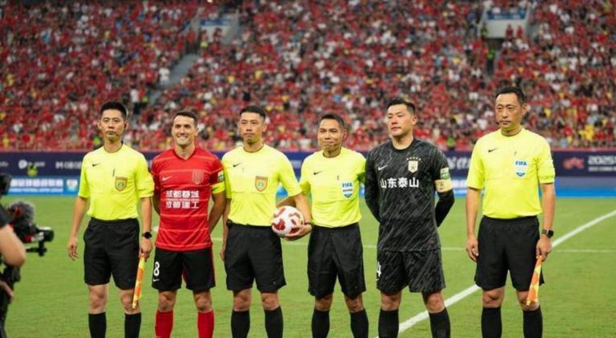 乐动体育-成都蓉城迎CBA常规赛关键赛，冲刺阶段门线救险，球迷炸锅，纪律约束更严格的简单介绍