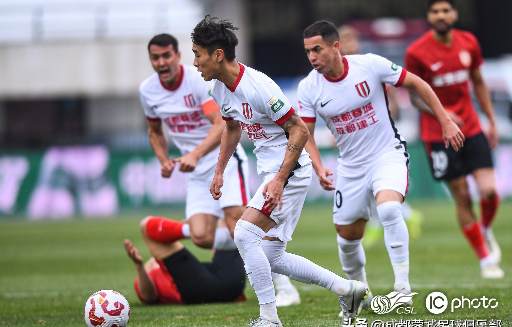 乐动体育-成都蓉城迎CBA常规赛关键赛，冲刺阶段门线救险，球迷炸锅，纪律约束更严格的简单介绍