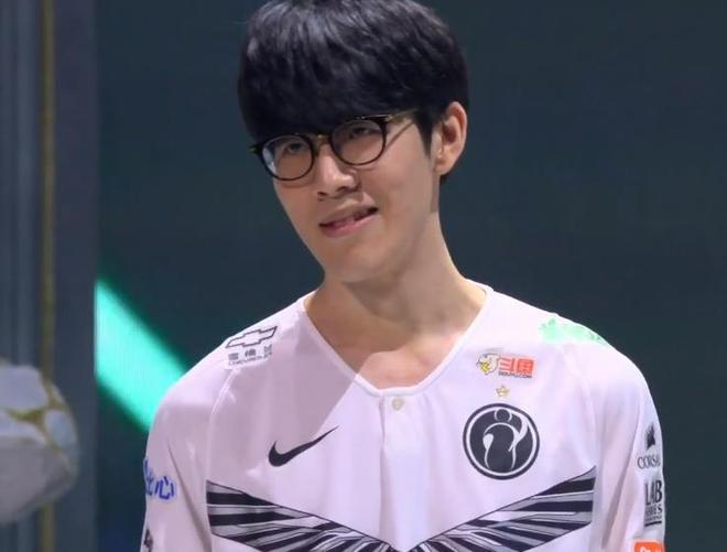 乐动体育- 领先优势明显首场状态出色，TL观众沸腾！，阿扎伦卡重返赛场比赛高潮迭起