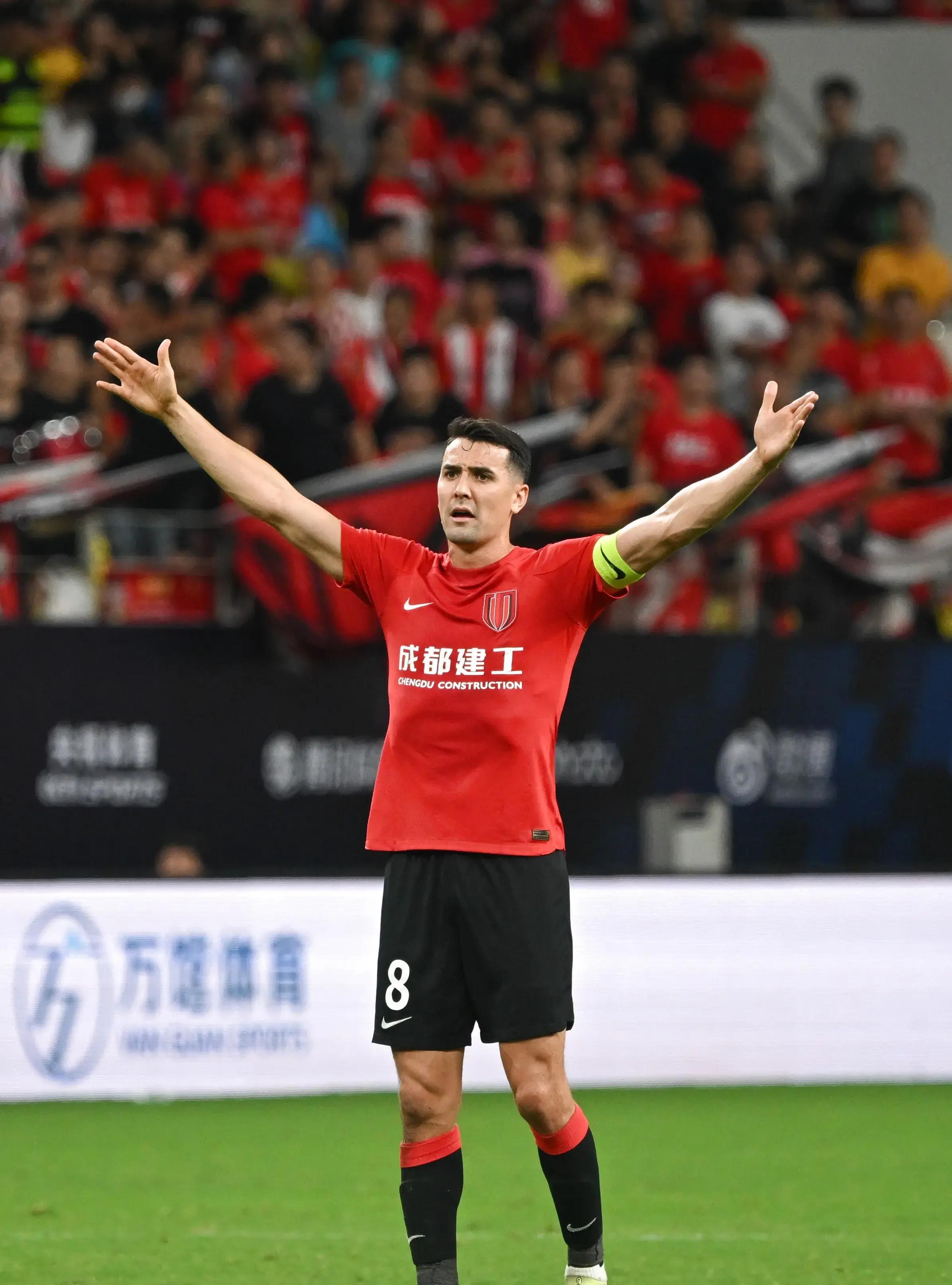 乐动体育- 领先优势明显首场状态出色，TL观众沸腾！，阿扎伦卡重返赛场比赛高潮迭起